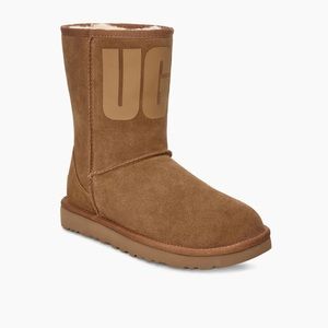 UGG CLASSIC SHORT RUBBER LOGO BOOT